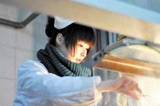 華中師大東二食堂的一名22歲女服務(wù)員則因外貌清純似10余歲的少女，周邊高校大學(xué)生稱(chēng)為“華師萌廚娘”。