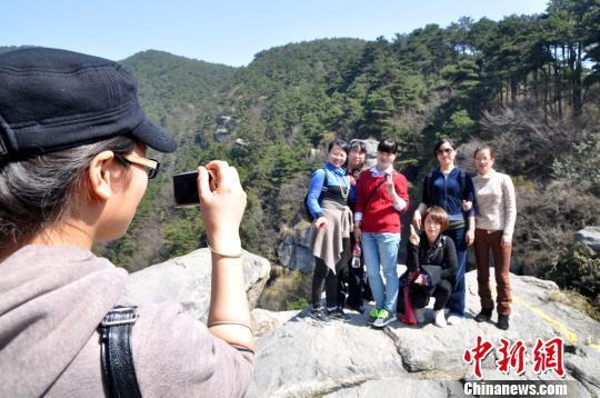 3月8日，廬山陽(yáng)光明媚，春意盎然，該山連續(xù)十年在“三八國(guó)際婦女節(jié)”對(duì)女性游客免費(fèi)?！±钪覗|　攝