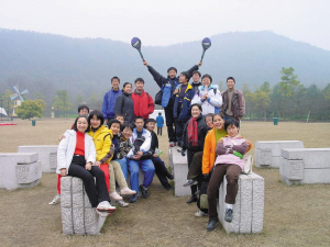 　　高一時，全班去太子灣公園玩。右二穿著黃色衣服的是張京。左上中間穿著黑衣服的女孩是也進了外交部的趙婷，圍紅色格子圍巾的是胡躍波老師。圖片由胡躍波老師提供src=