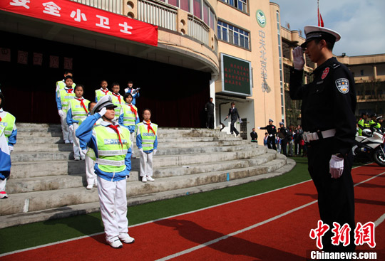 貴陽(yáng)成立“小小交警隊(duì)” 小交警“填罰單”有模有樣