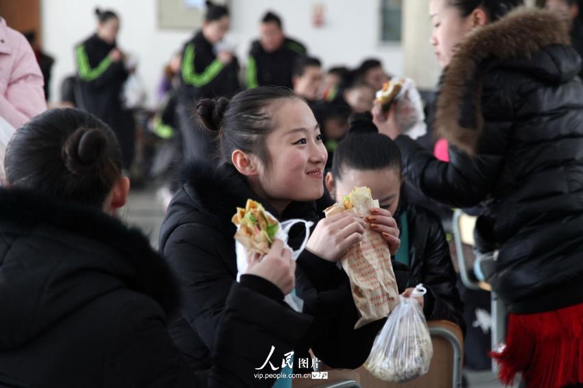 2014年2月17日，山東濱州，背著大包小包的藝考考生在濱州學(xué)院報(bào)名點(diǎn)候考。