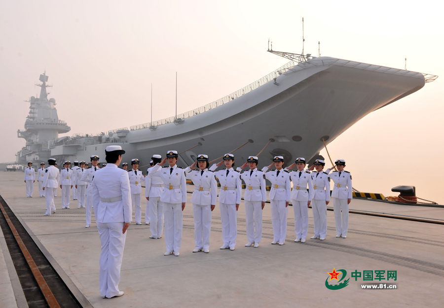 遼寧艦女艦員在進行隊列訓練。本網通訊員 張凱 攝