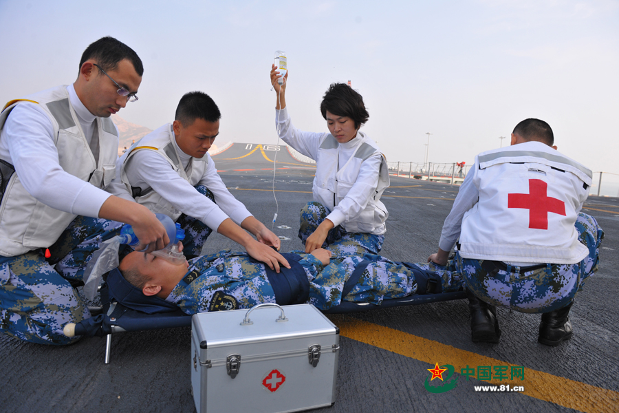 遼寧艦女艦員任穎琦參加戰(zhàn)傷救護(hù)演練。本網(wǎng)通訊員 張凱 攝