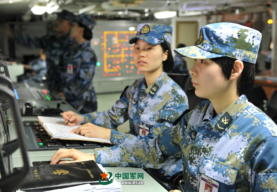 女艦員在機(jī)電集控室里值班。本網(wǎng)通訊員 王松岐 攝