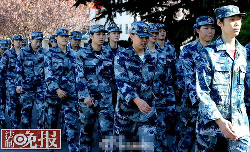 圖為女排姑娘在空軍訓(xùn)練基地進(jìn)行軍訓(xùn)。