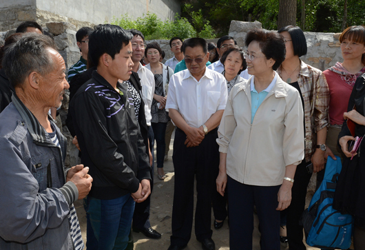 宋秀巖在白石口村深入農(nóng)戶慰問貧困兒童，了解孩子學(xué)習(xí)生活情況，鼓勵孩子自強(qiáng)奮進(jìn)。記者 徐建軍 攝