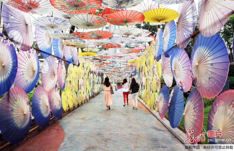 瀘州萬把非遺油紙傘“開花”迎國慶