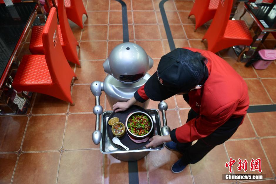 成都首家機(jī)器人餐廳開(kāi)業(yè) 引美女食客嘗鮮