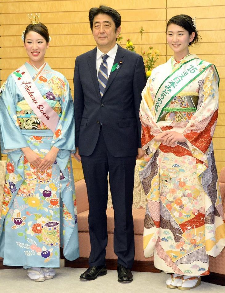 安倍接見(jiàn)日本櫻花女王、綠色女神