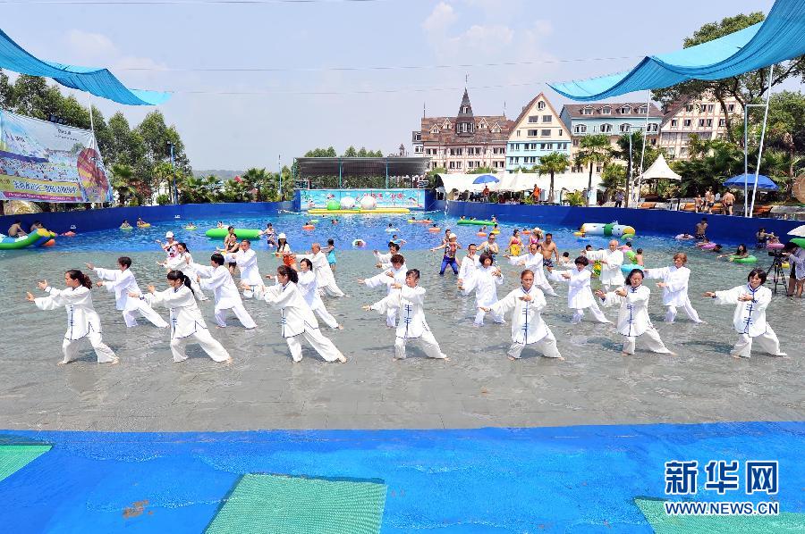 （體育）（2）重慶市民演繹“水上太極拳”