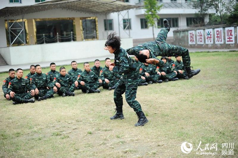 女子特警隊(duì)老兵在進(jìn)行擒敵訓(xùn)練。（圖片由四川武警涼山支提供）