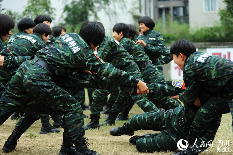 即將退伍的女兵們，訓(xùn)練場(chǎng)上玩的很開心。（圖片由四川武警涼山支提供）