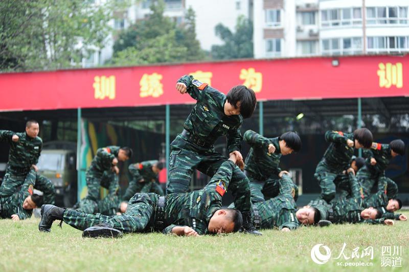 女子特種兵招招制敵。（圖片由四川武警涼山支提供）