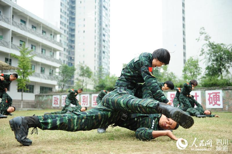 四川總隊(duì)女子特警隊(duì)老兵正在進(jìn)行擒敵訓(xùn)練。（圖片由四川武警涼山支提供）