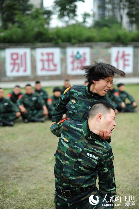 武警四川總隊(duì)女子特警隊(duì)老兵最后一次進(jìn)行擒敵訓(xùn)練。（圖片由四川武警涼山支提供）