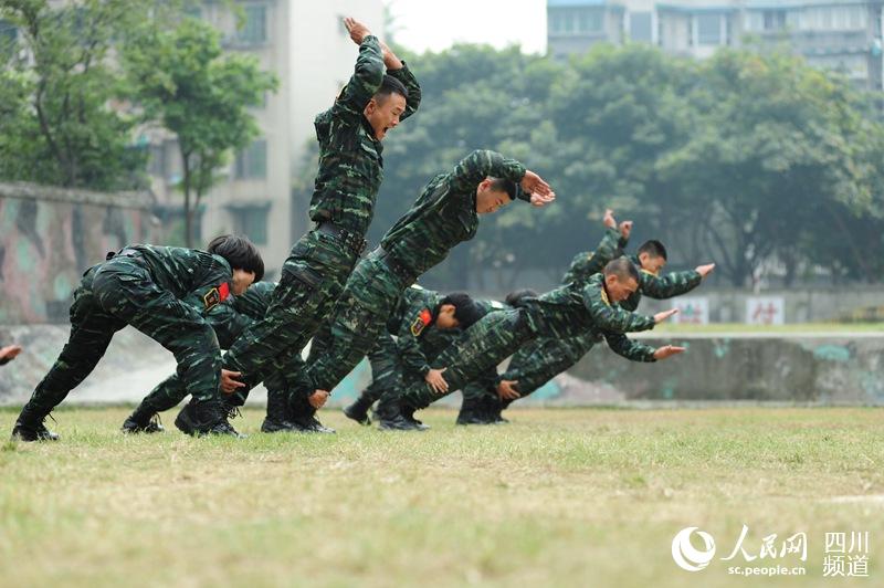 訓練場上，與男兵一比高低。（圖片由四川武警涼山支提供）