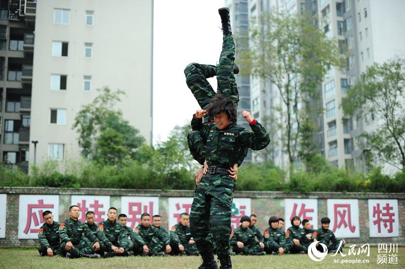 訓(xùn)練場(chǎng)上的警營(yíng)女兵。（圖片由四川武警涼山支提供）