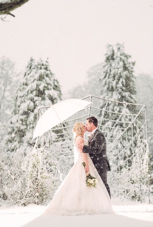 新婚夫婦暴雪婚禮 夢(mèng)幻景色似上帝禮物