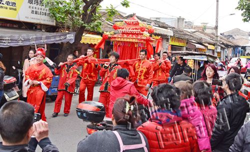 泉州一對(duì)新人走西街仿古禮　八抬大轎迎娶新娘