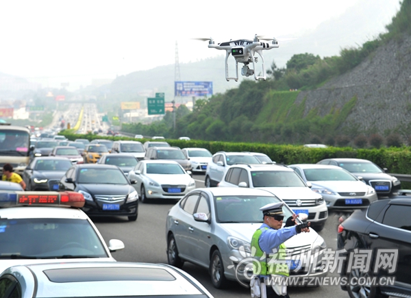 女司機遇爆胎站快車道求助　17輛車搶行應(yīng)急車道挨罰