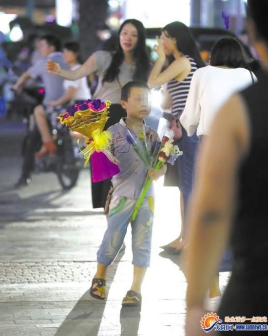 幼童商圈賣花凌晨四五點(diǎn)才回家 孩子最小三四歲