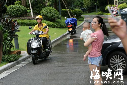 男童被撞身亡后，送外賣、快遞的電動(dòng)車昨仍頻頻進(jìn)入該小區(qū)