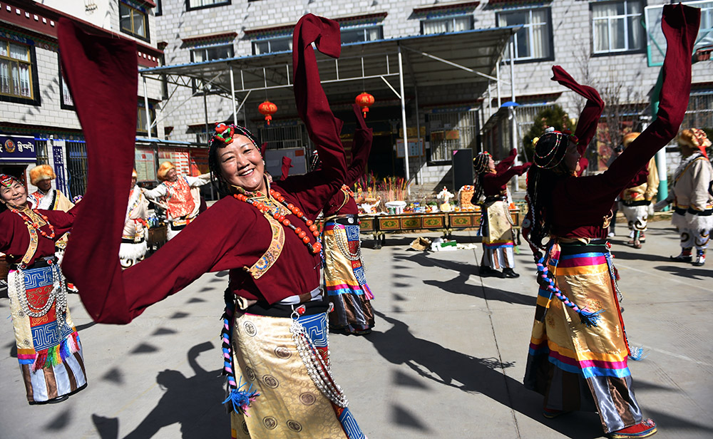 2月27日，拉薩市城關(guān)區(qū)阿壩林卡社區(qū)老年文藝隊表演舞蹈。