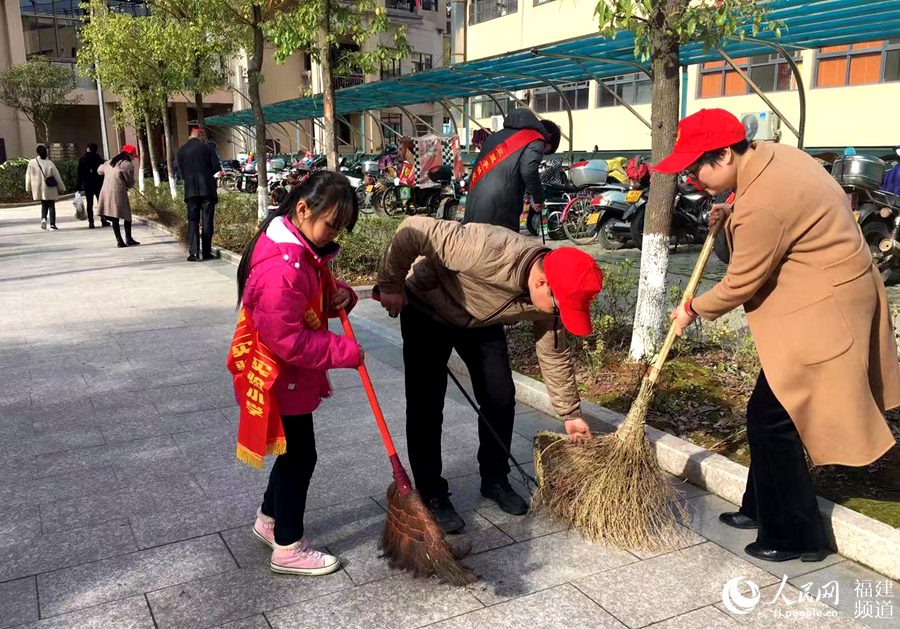   “學雷鋒”：邵武市通泰街道三里亭社區(qū)等舉辦“弘揚雷鋒精神 爭做時代新人”活動。楊若涵攝