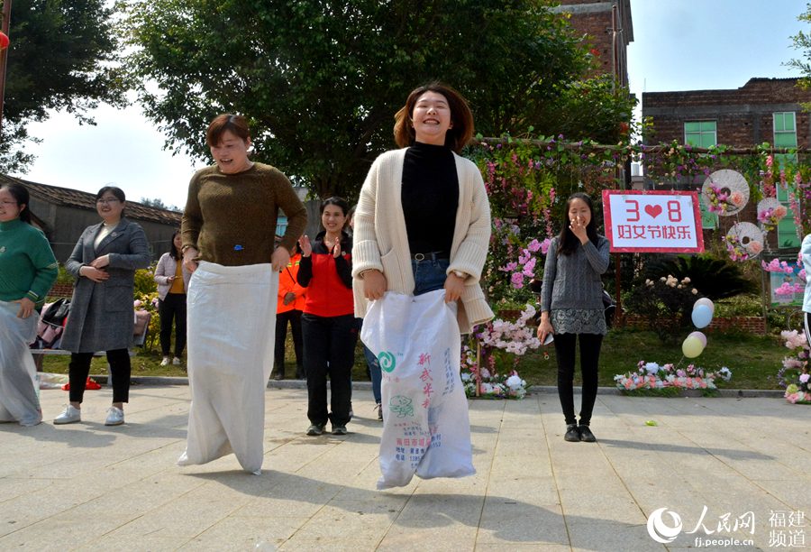  “迎三八”：泉州市泉港區(qū)的女干部在開展戶外拓展活動(dòng)。林弘梫攝